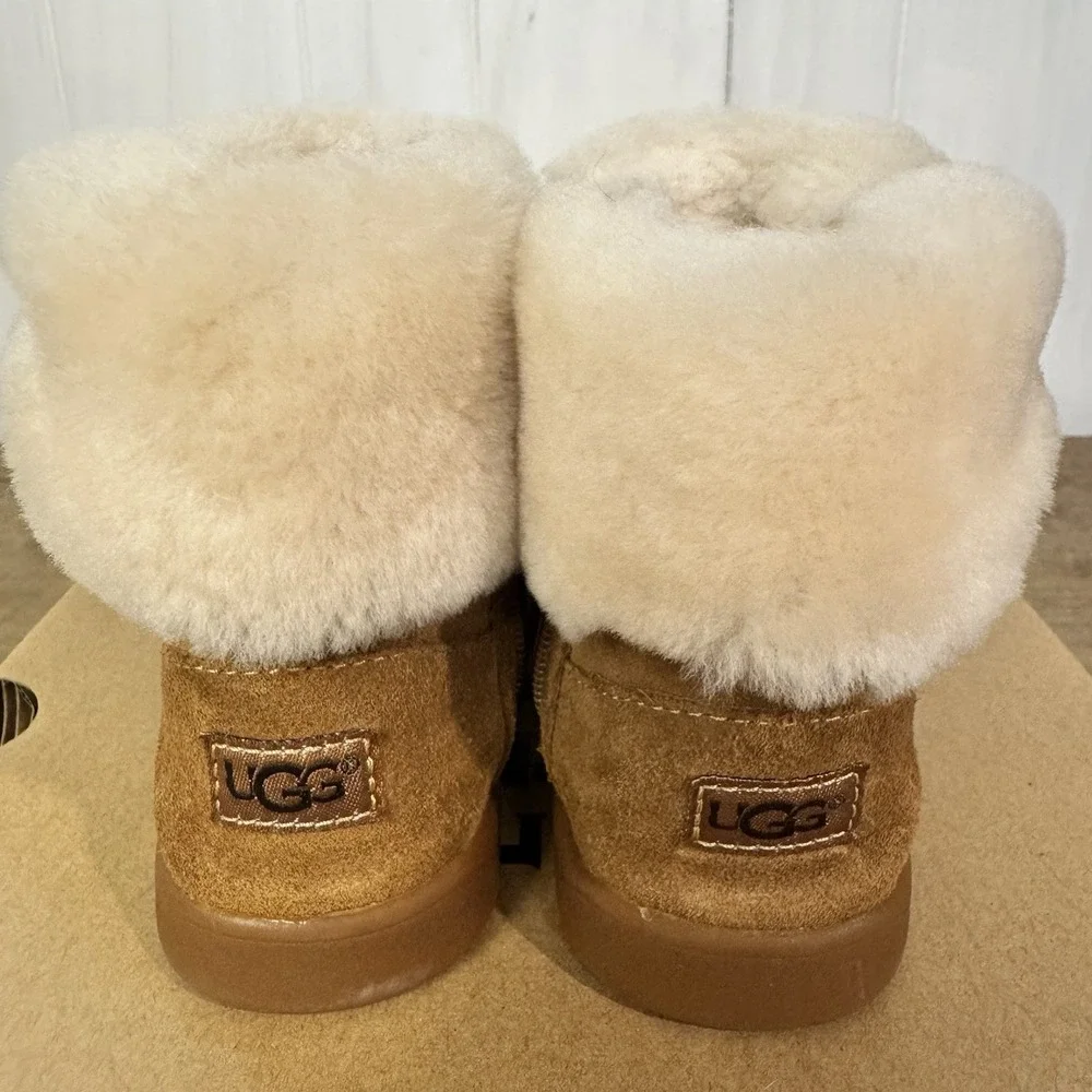 UGG Baby/Toddles US Size 6 Ankle Booties Chestnut Suede Sheepskin Lined 1095571T